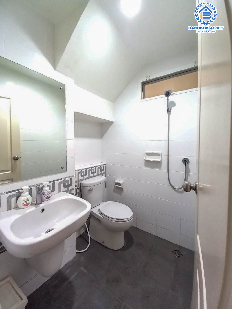 *****บ้านเดี่ยวมือสองย่านนนทบุรี ม.อินนิซิโอ1 ปิ่นเกล้า-วงแหวน เนื้อที่กว้างขวางมากถึง 64 ตร.ว. ฟังก์ชัน 3 ห้องนอน 2 ห้องน้ำ ที่จอดรถ 2 คัน บ้านจากแบรนด์ L&H โครงการตั้งบนทำเลเดินทางสะดวก ใกล้รถไฟฟ้าสายสีม่วง "สถานีตลาดบางใหญ่" และทางด่วน "ศรีรัช"